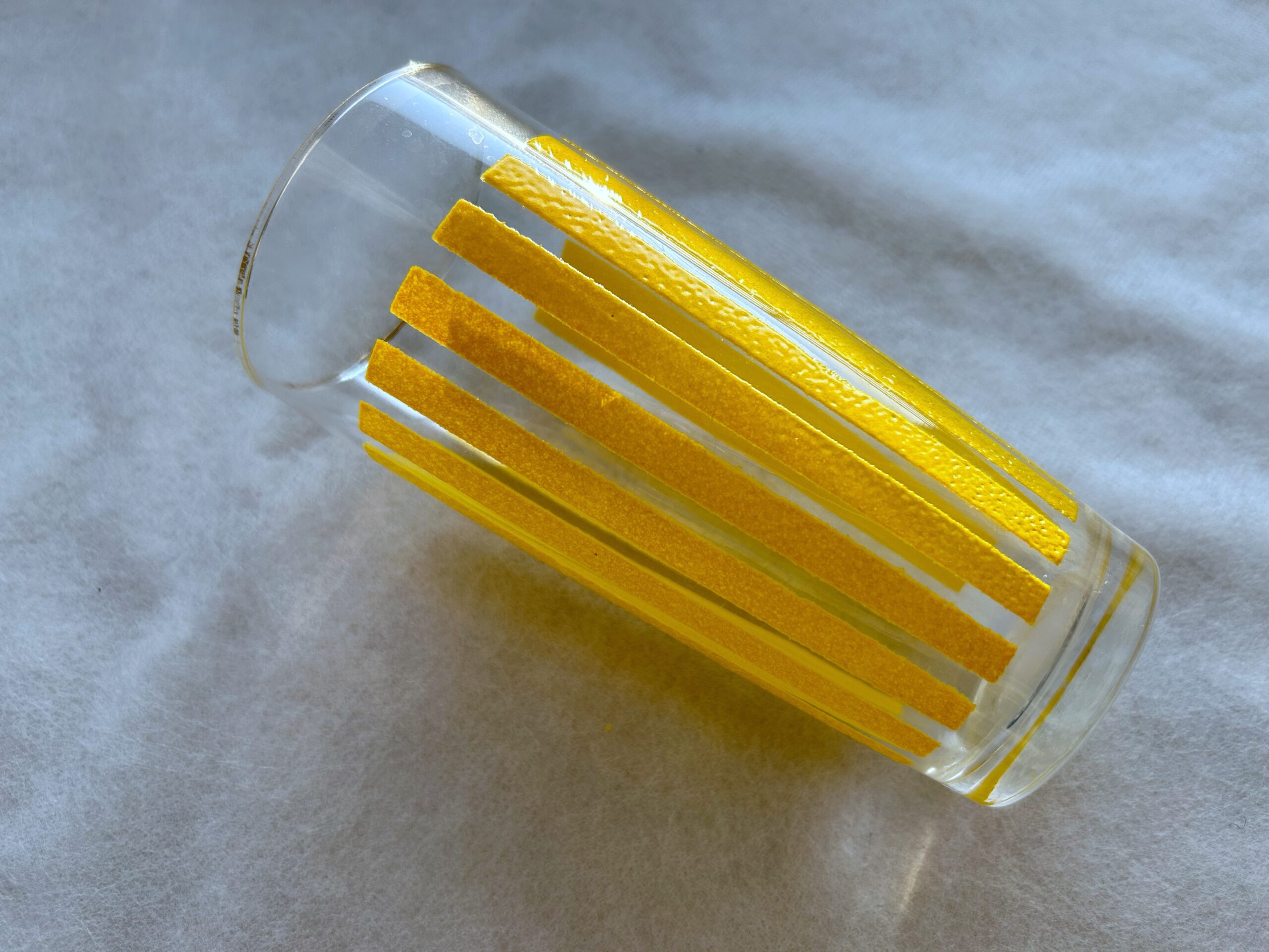 黄色いストライプの入った、細長いグラス。未使用品で１客1,000円。
