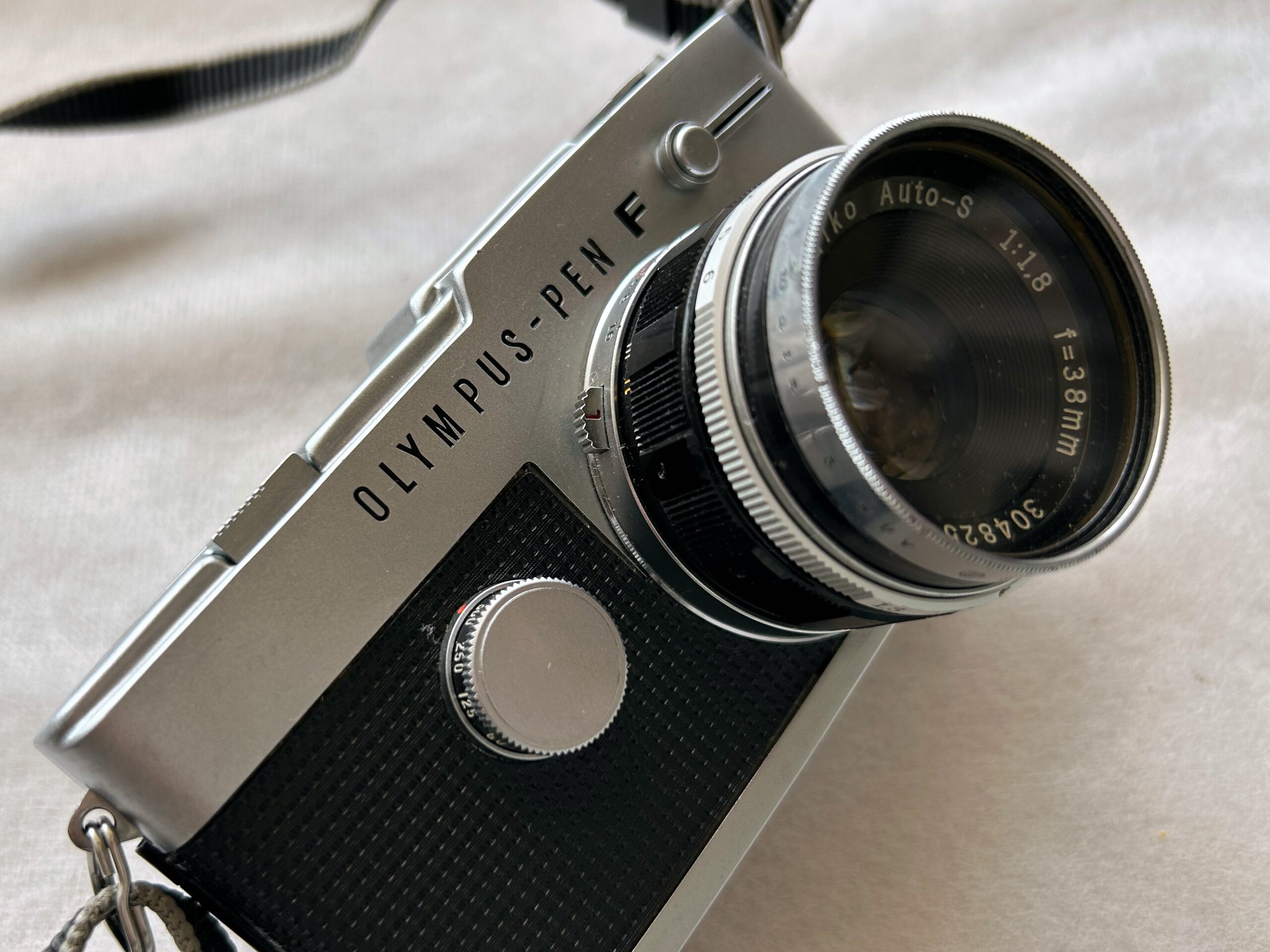 オリンパスのPEN-F。世界初のハーフ判レンズ交換式一眼レフカメラだった。