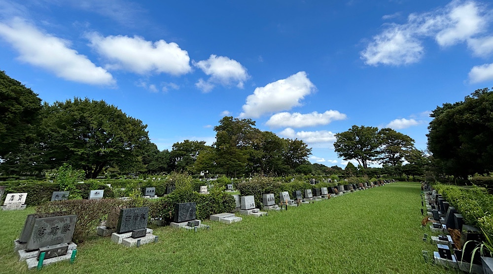 小沼丹の墓がある小平霊園の芝生の墓地