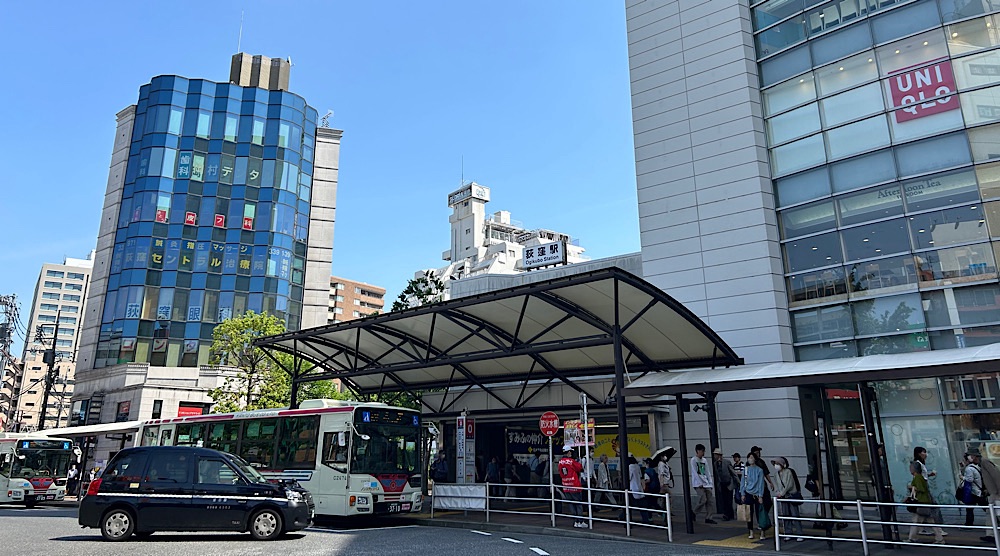 荻窪駅北口。賑やかな都会という雰囲気だ。