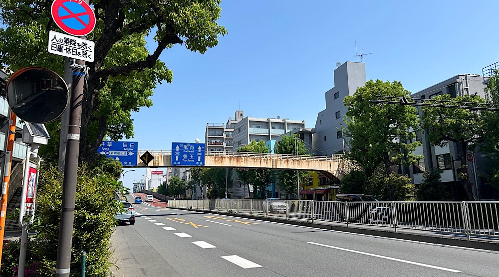 歩道橋を渡って、環状七号線を越えた。