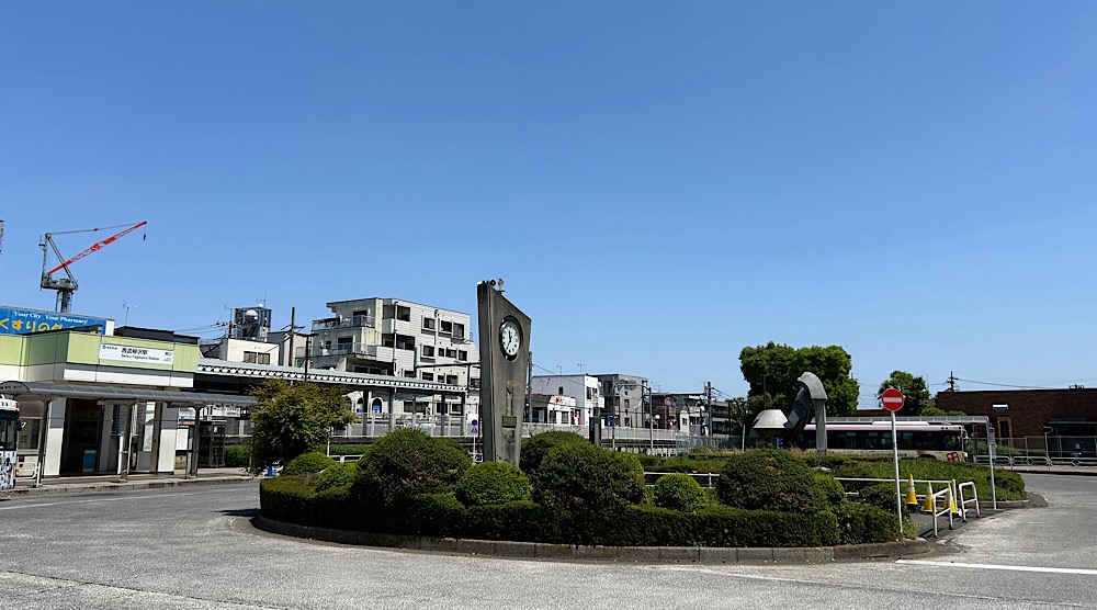 西武新宿線「西武柳沢駅」駅前広場。