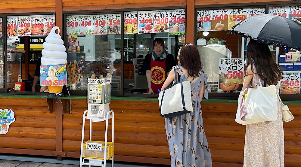 大通公園ではトウキビ風味の「とうきびソフト」がおすすめ。