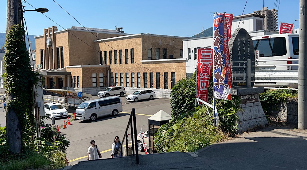 三角市場前（小樽駅隣）の石川啄木歌碑