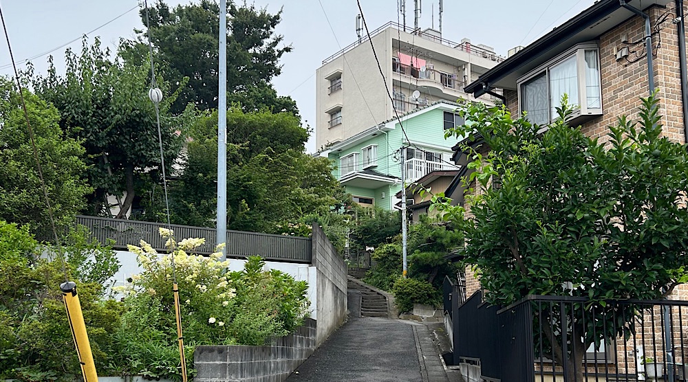 「山の下」から「山の上の家」へと続く道を上る。