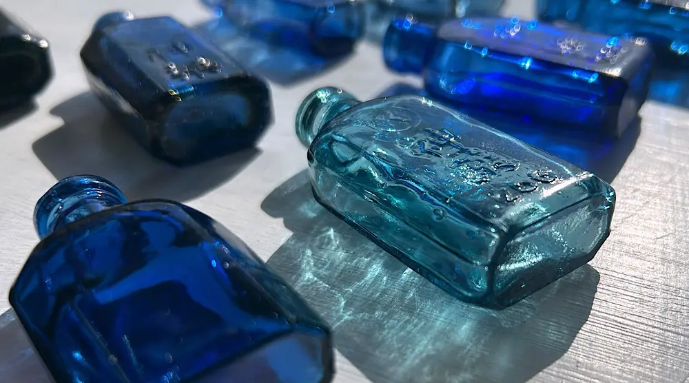 青春ベストバイ】「神薬」のガラス瓶コレクション｜群青色の小さな壜に