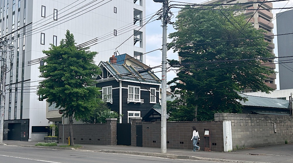 森田たま生誕地の文学碑と大正モダンな洋館「土屋邸」と玉翠園の「雪萌えパフェ」