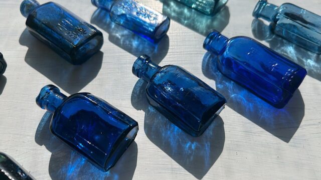 「神薬」のガラス瓶コレクション──群青色の小さな壜に失われた時代がある