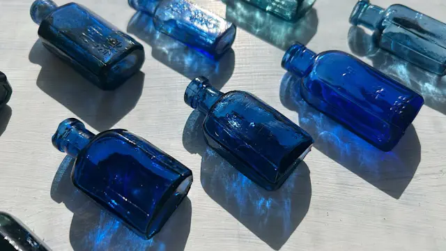 青春ベストバイ】「神薬」のガラス瓶コレクション｜群青色の小さな壜に