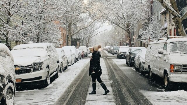 北海道のツルツル凍結路面で滑って転ばない「最強の冬靴」とは何か？